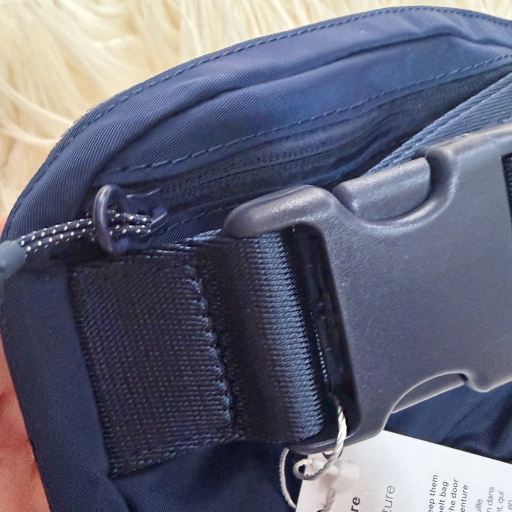 Lululemon Everywhere Belt Bag in navy blue - Picture 3 of 5